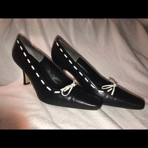 Black pump with white stitching and bow